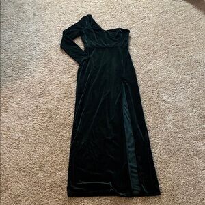 Lulu's One-Shoulder Emerald Velvet Gown